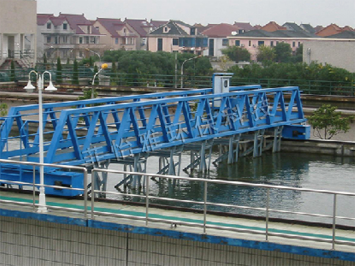 行車式刮泥機