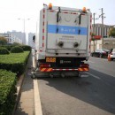 兩臺重型道路污染清除車亮相鄭州，路面像新鋪的