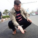 它在馬路上一趟，用手使勁摸地手都不臟